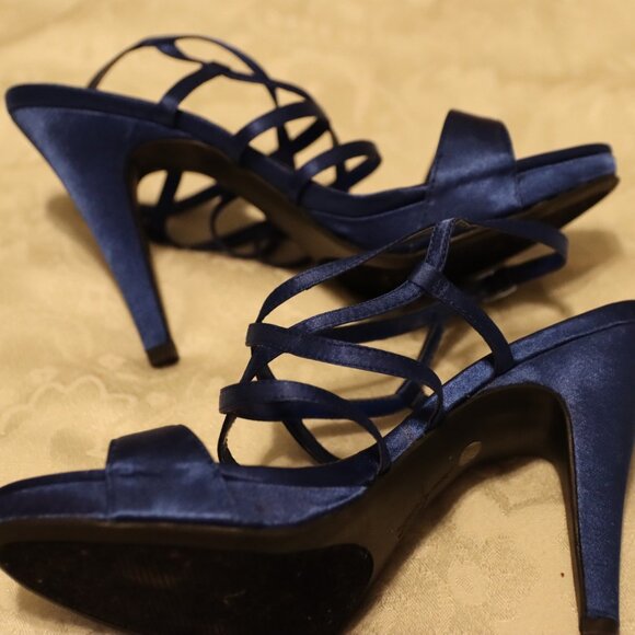 Jacqueline Ferrar “Mandy” Blue pump with straps. Size 8 - Picture 12 of 13